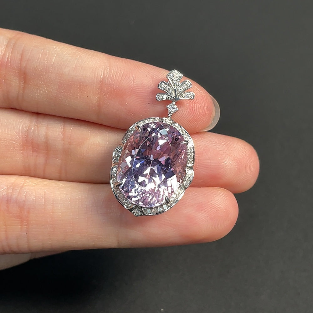 18kスポジュミンペンダント、色の由来不明、ダイヤモンドアクセント付き、総重量約6.51g