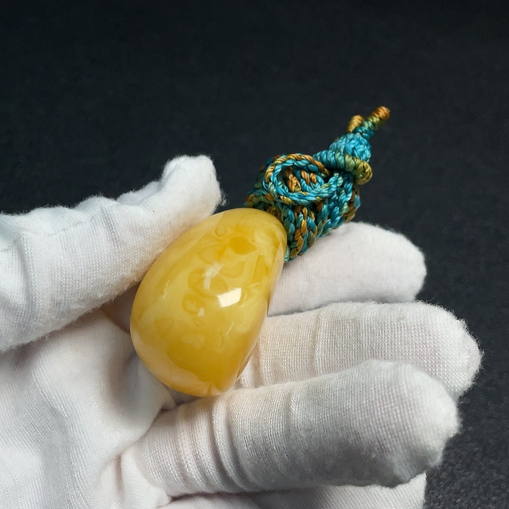 HUILIU HQ amber beeswax pendant with rope, natural amber jewelry featuring warm, golden beeswax stone and adjustable cord.
