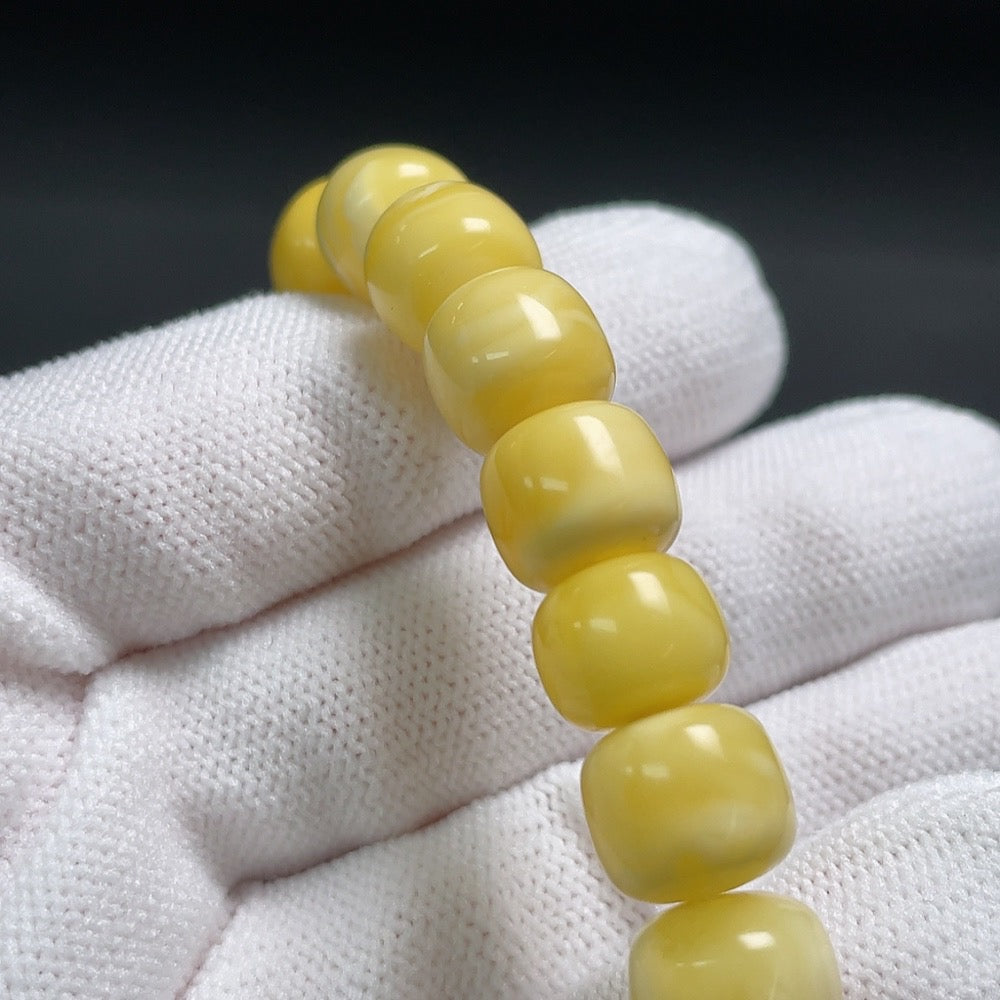 Amber beeswax bracelet with partial repairs, possibly featuring turquoise beads, from HUILIU HQ, weighs 14.1g, 10.4mm beads