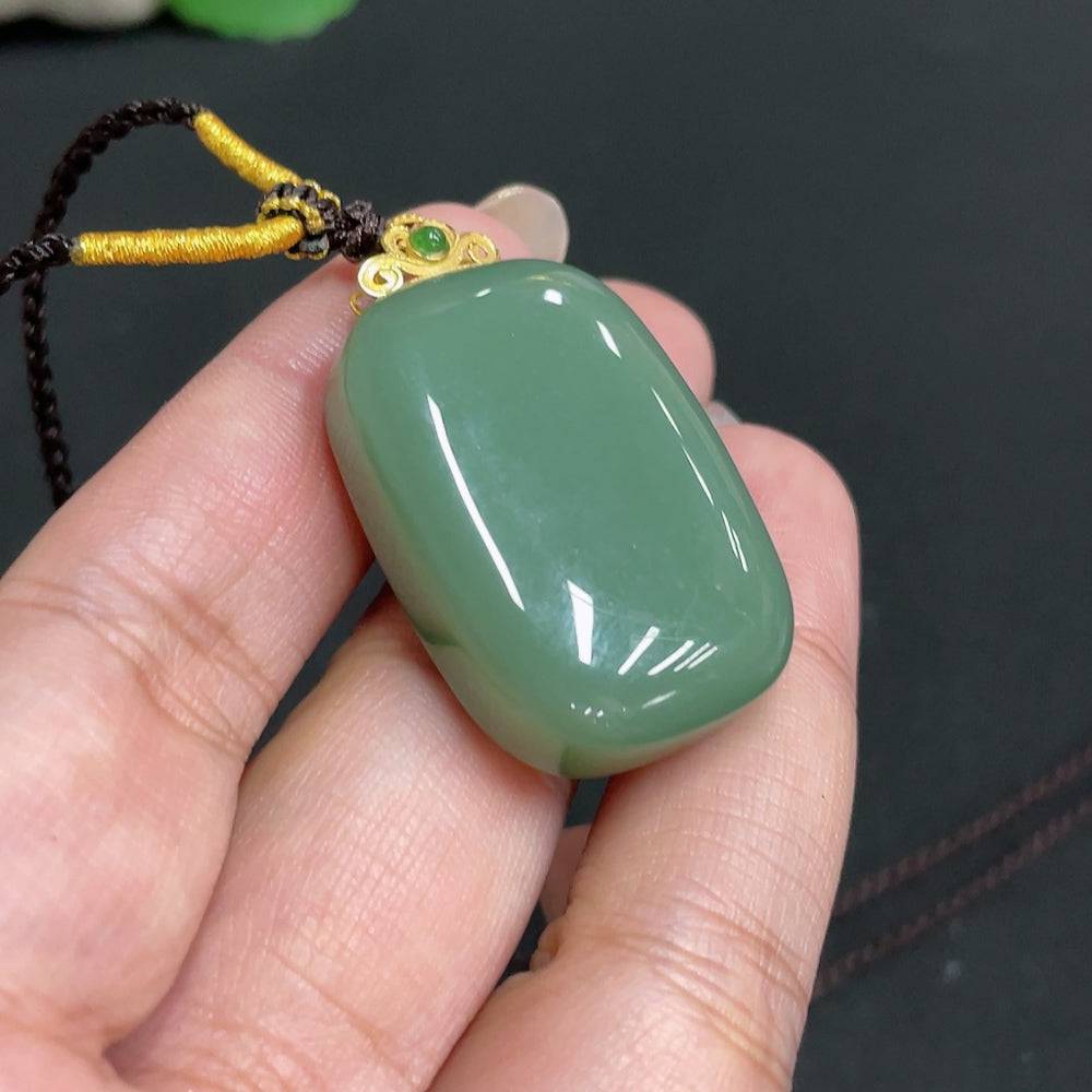 Huiliu Hetian Jade pendant with plain design, 71% content, includes rope, showcasing smooth, polished jade in natural green tones.