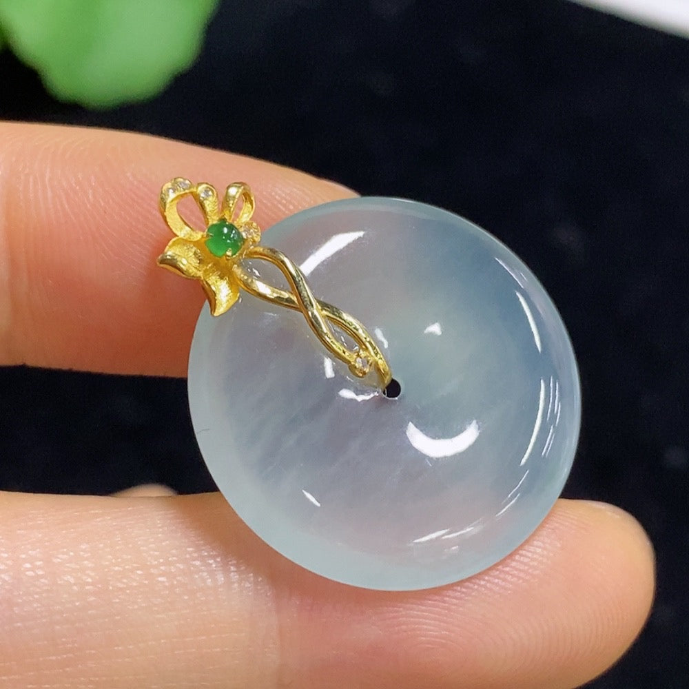 Jadeite Peace Knot pendant by HUILIU HQ with 18K gold setting, showcasing a smooth jadeite knot design, weight approx. 4.7g