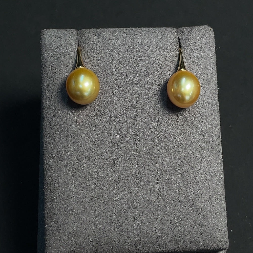 HKHQ seawater pearl earrings set in 18k gold, featuring 10.1mm pearls with a luminous surface and elegant design.