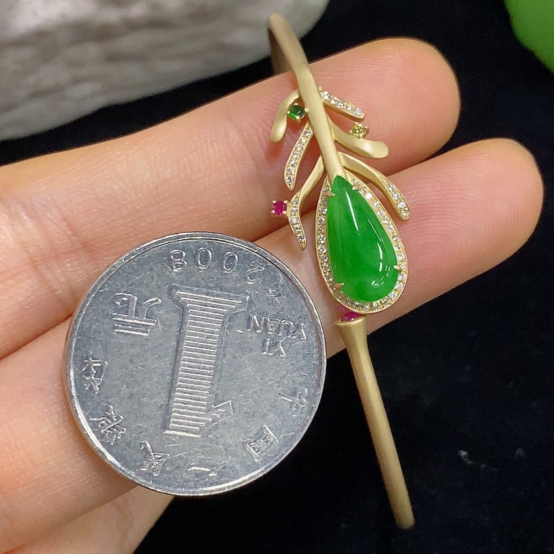 Jadeite bangle in 18K gold with colorless diamond accents, elegant bracelet by HKHQ featuring smooth jadeite and sparkling diamonds.