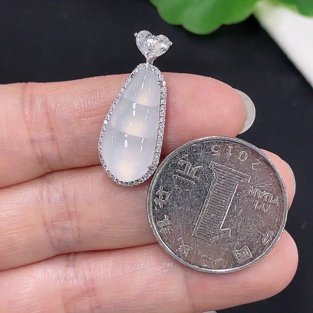 Jadeite Blessed Bean Pendant with 18K Gold Setting, Total Weight Approx. 3.2g (Non-Diamond)