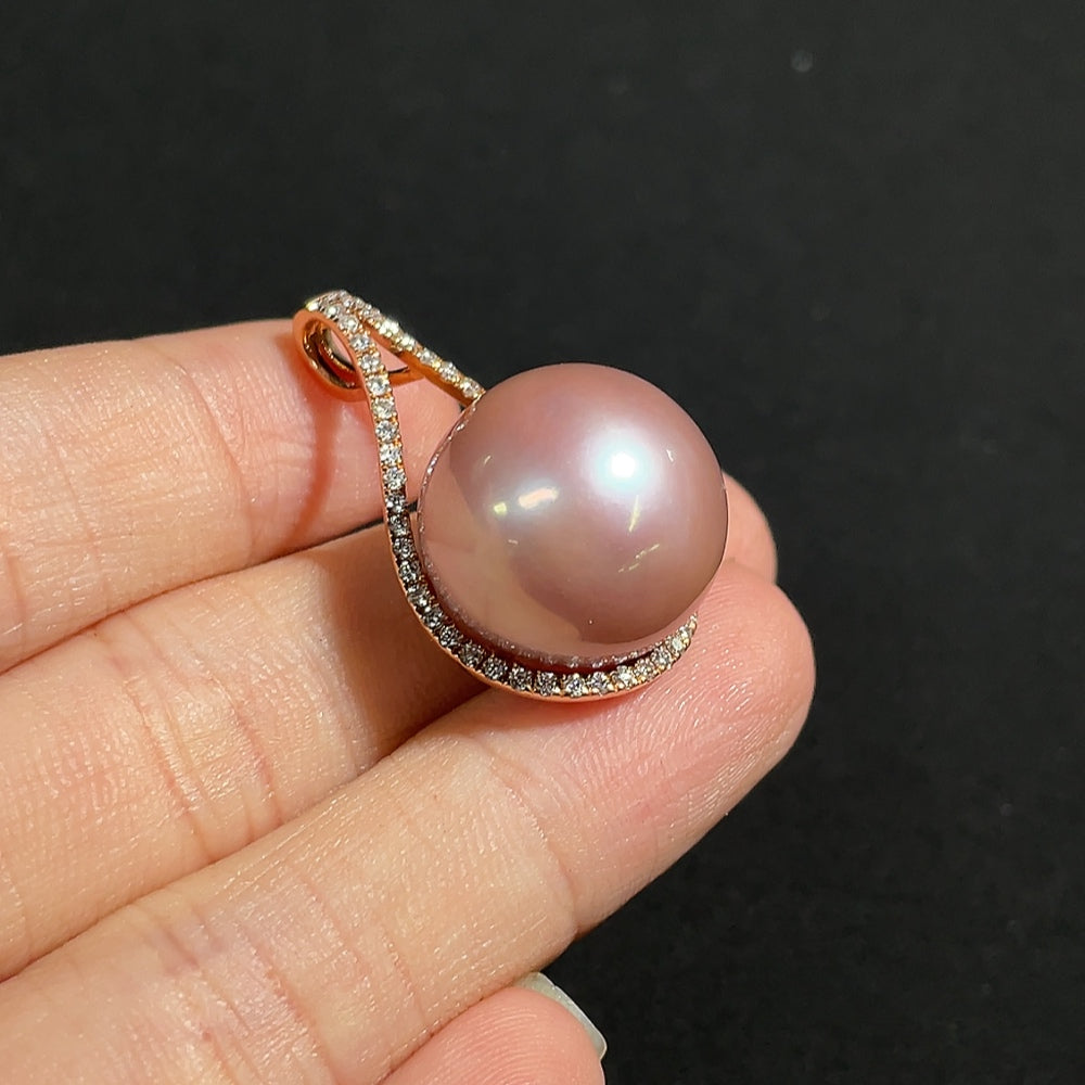 HKHQ pearl pendant necklace with diamond accents in 18k gold, 15.7mm size, weighing approx. 7.35g, elegant jewelry piece