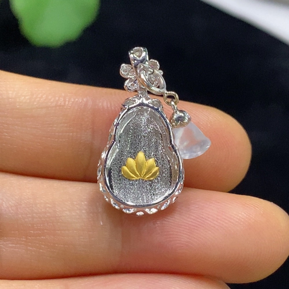 Jadeite gourd inlaid pendant 18k with diamond, total weight about 2.4g