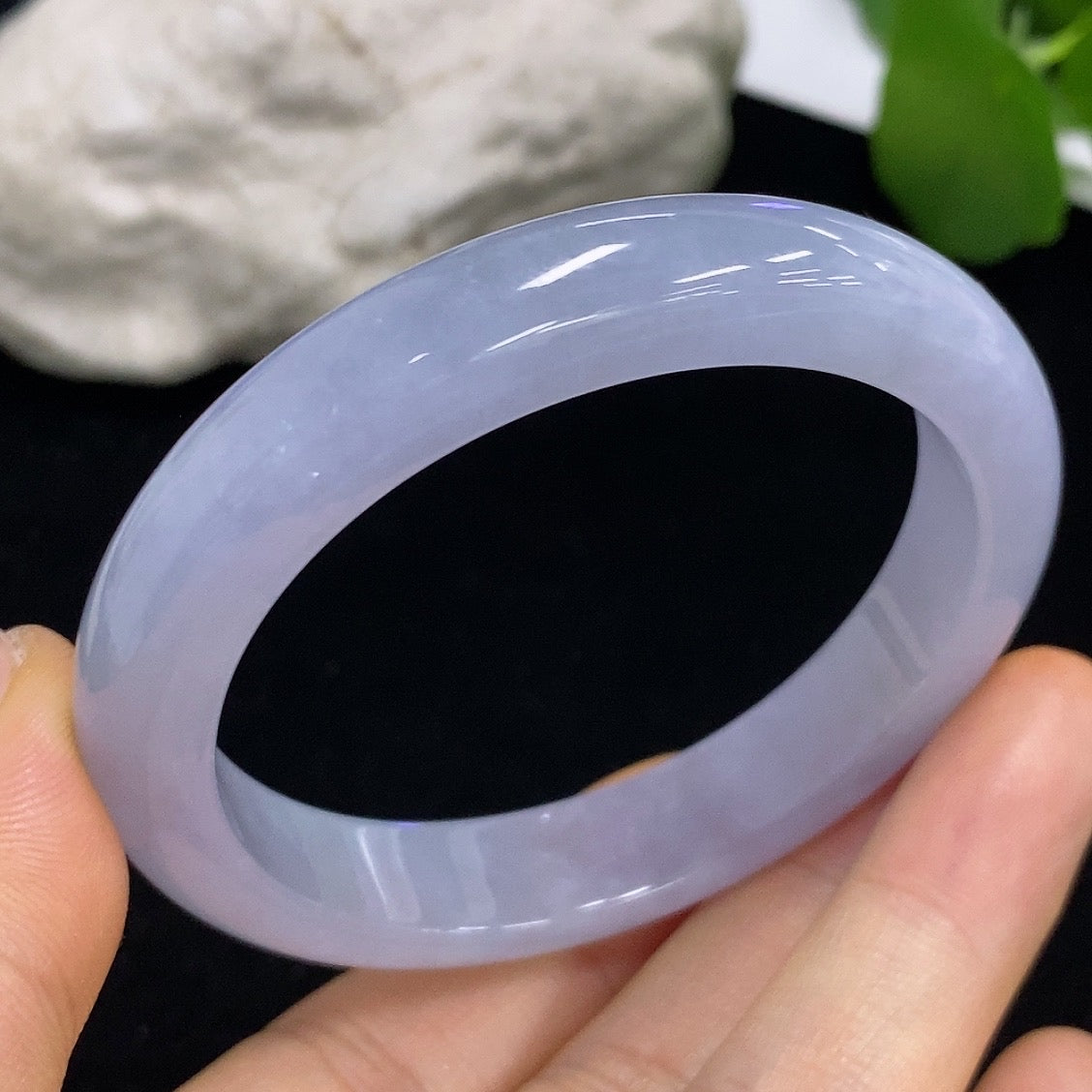 HKHQ jadeite round bangle in size 52.4 with a weight of 41.97g, showcasing smooth, polished jadeite jewelry.