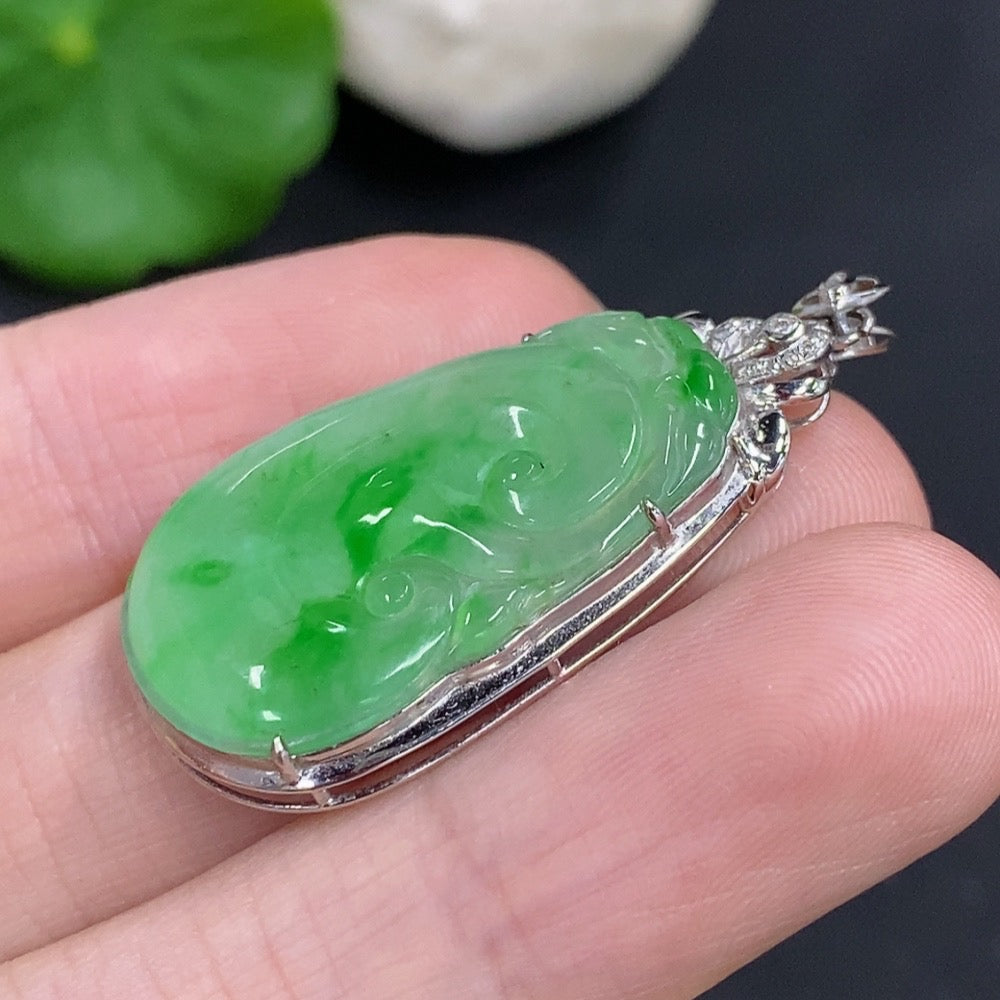 Jadeite Ruyi pendant with 18K gold and diamond accents, weighing approximately 3.9g, crafted by HKHQ.