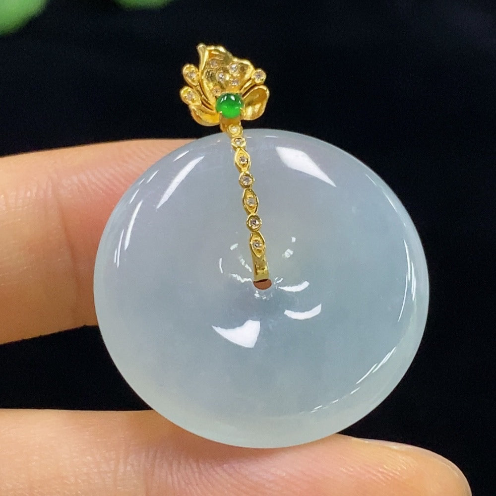 Colgante de seguridad de jadeíta con oro 18K y acentos de diamante, peso total aprox. 7.96g