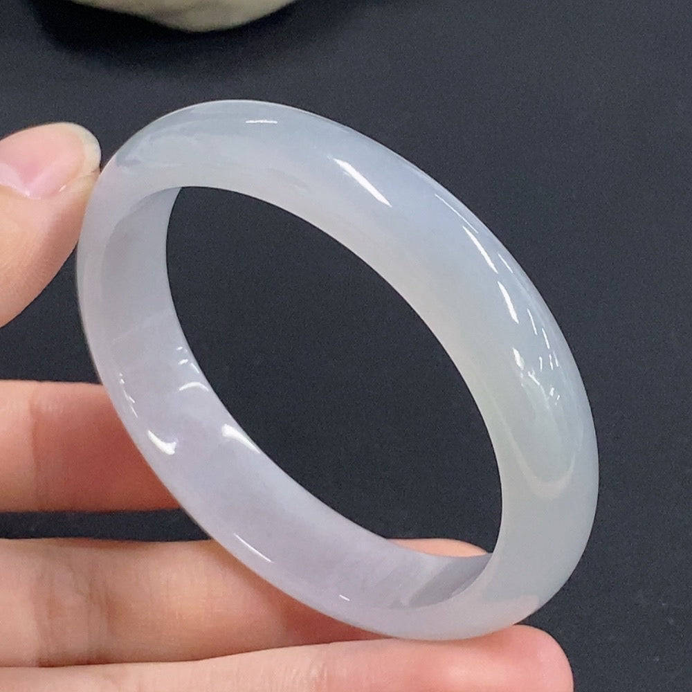 HKHQ jadeite oval bangle in size 51.6 with a weight of 31.71g, showcasing smooth, polished jadeite craftsmanship.