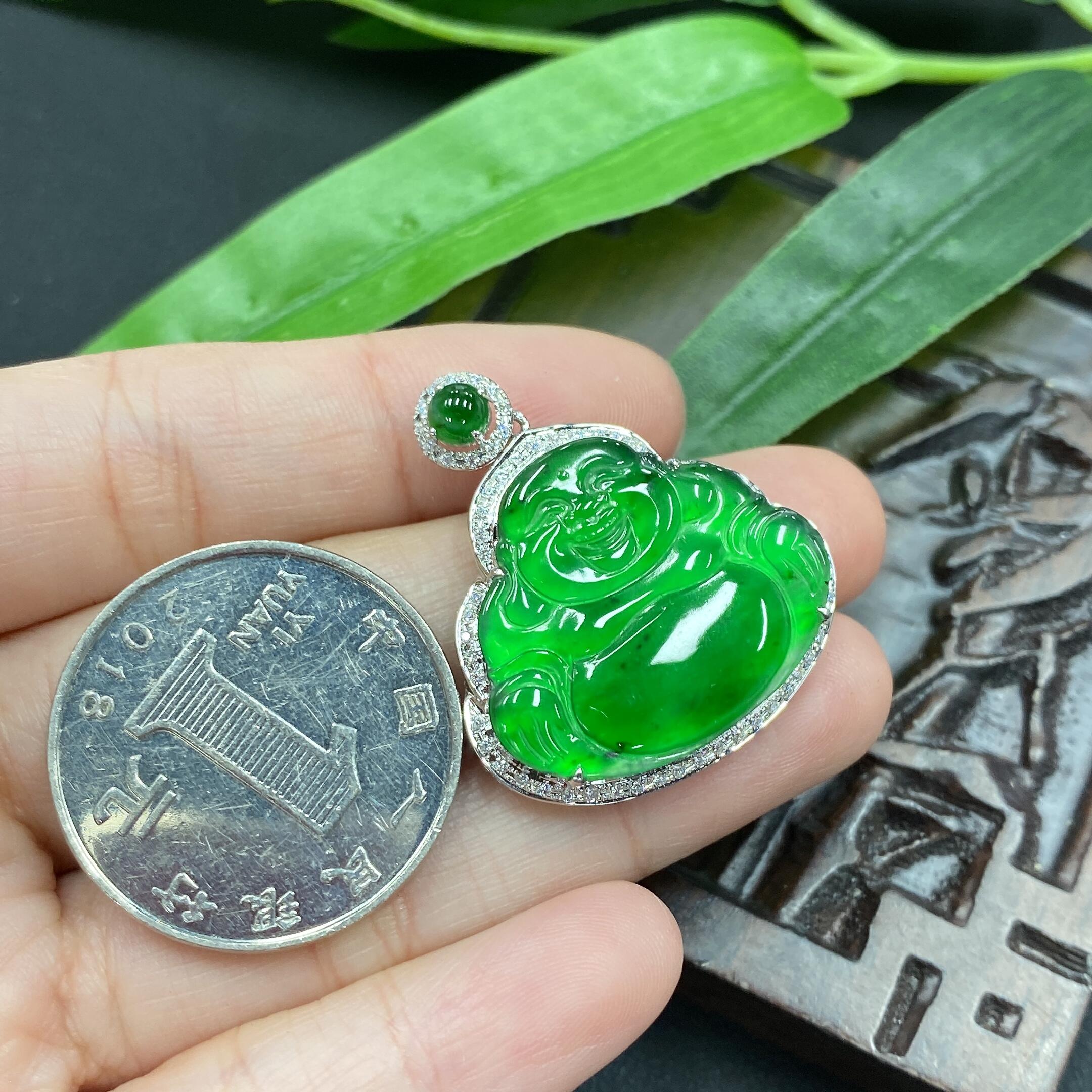 Jadeite Buddha Pendant with Mounting, Veins, 18K, Total Weight 3.43g
