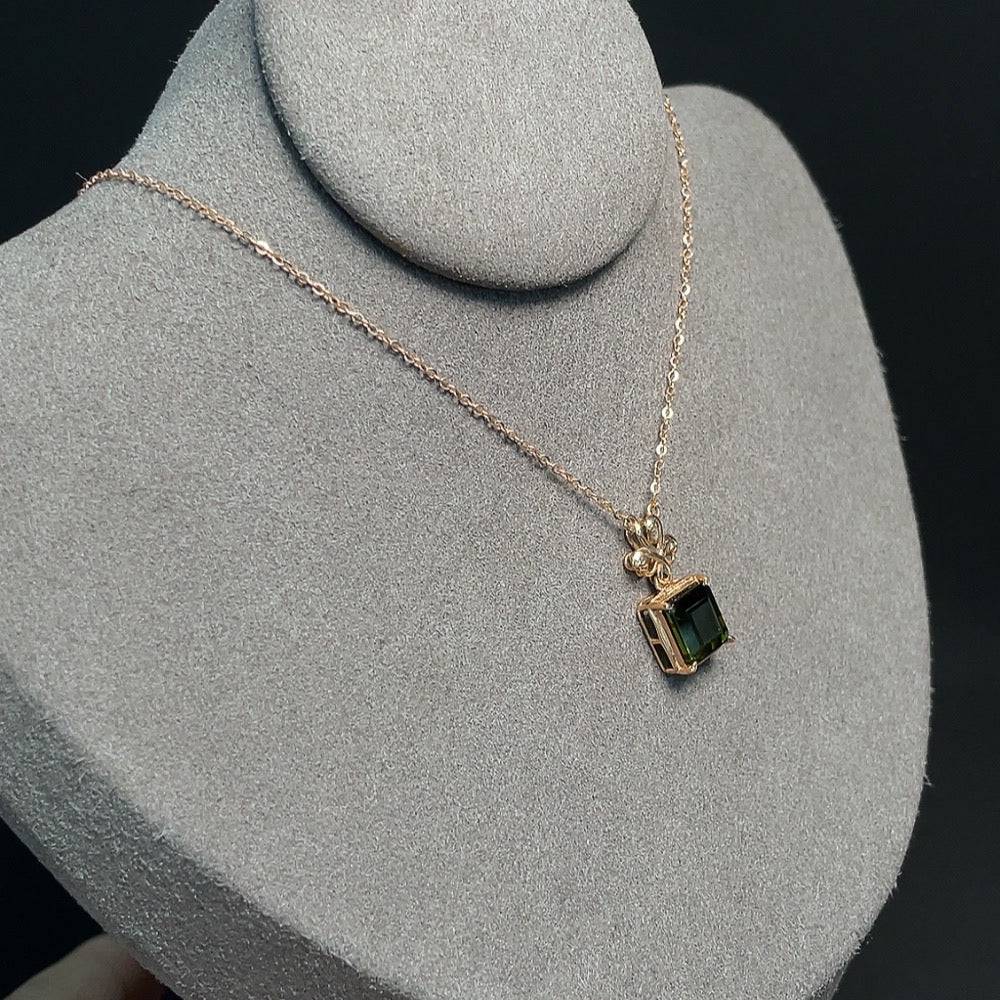 HUILIU HQ tourmaline inlaid gold-plated necklace with 18k gold accents and gemstone details, total weight approx. 2.60g.