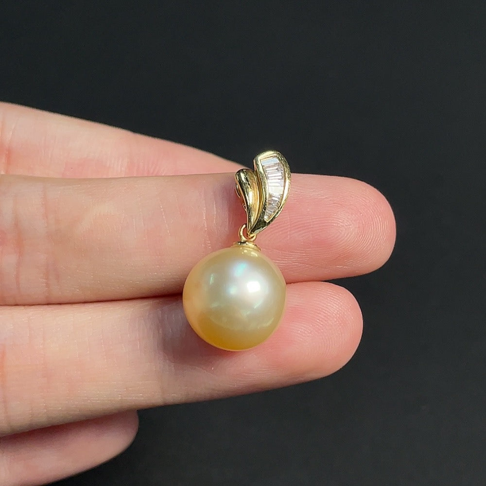 18k seawater pearl pendant with undetermined color origin, accented with diamonds, total weight approximately 3.37g, size about 11.9mm