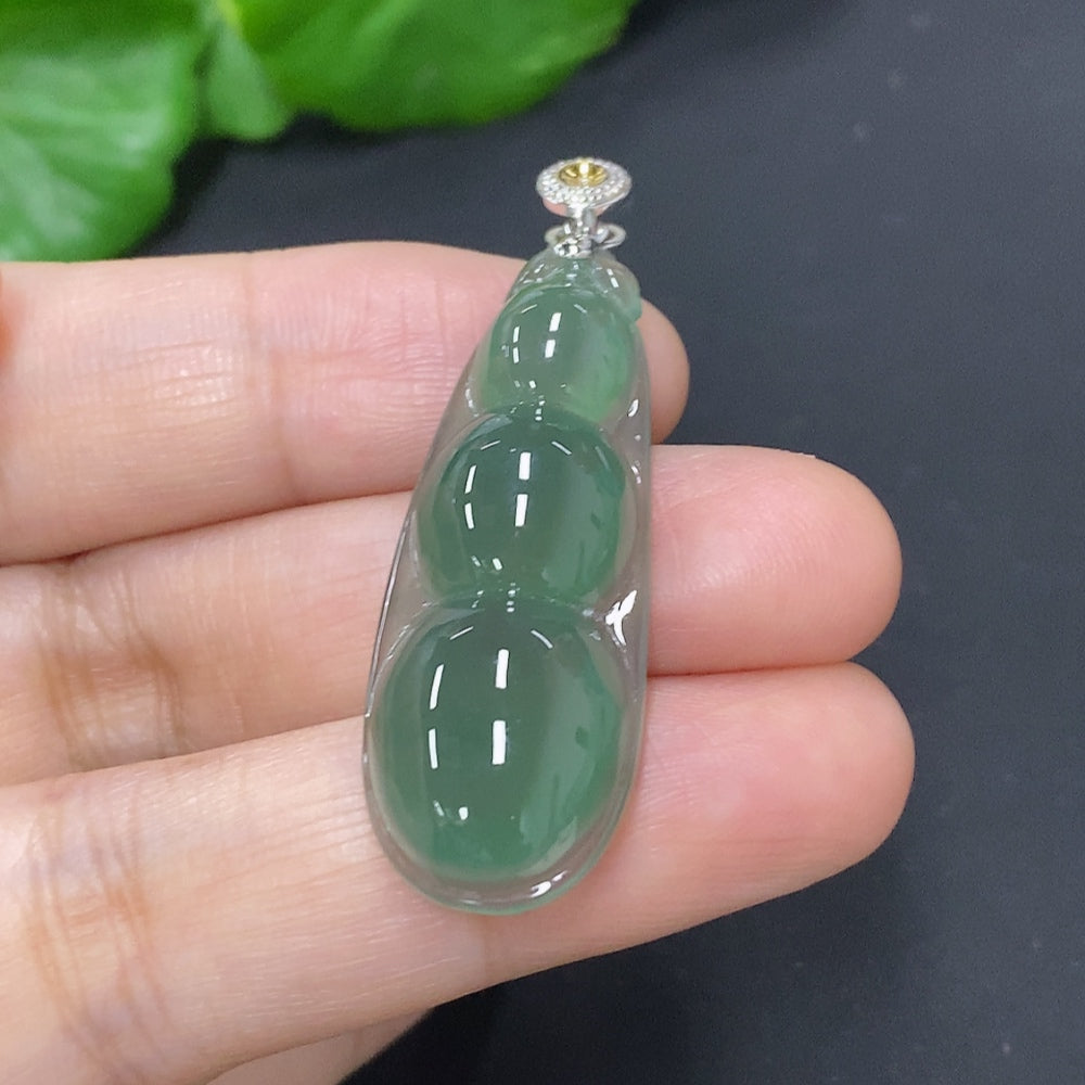 Jadeite Lucky Bean Pendant with 18K Gold Clasp, Total Weight Approximately 5.6g