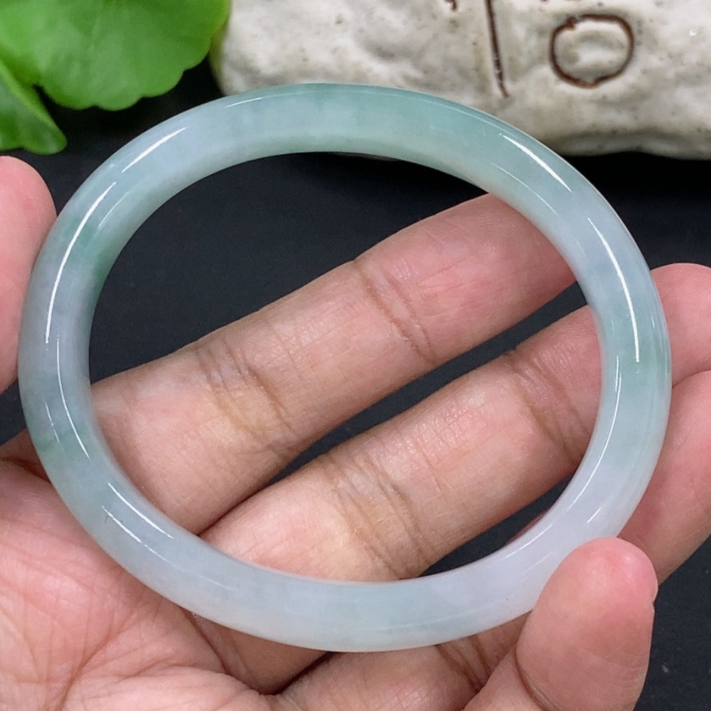 HKHQ jadeite concubine bracelet with size 53.4/44.6, weighing approximately 32.7g, featuring smooth, polished jadeite beads.