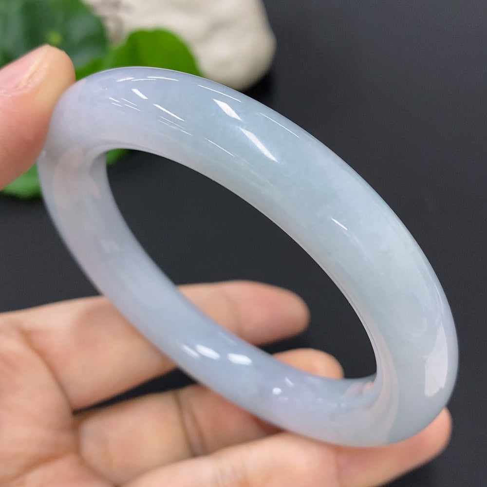 Huiliu certified jadeite round bangle showcasing smooth, polished green jade with a sleek circular design.