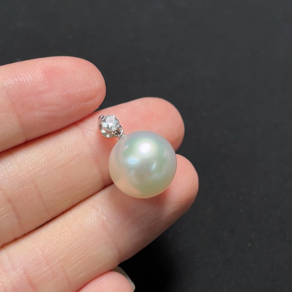 Saltwater pearl pendant necklace with diamond accents in 18K gold, elegant jewelry by HKHQ.