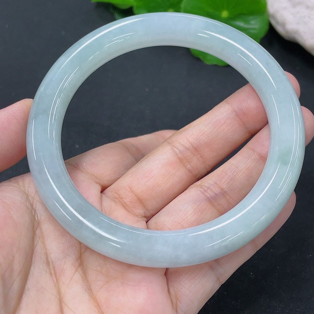 HKHQ jadeite round bangle, 59.5mm diameter, crafted from green jade with a smooth polished surface and weight of 57.62g.