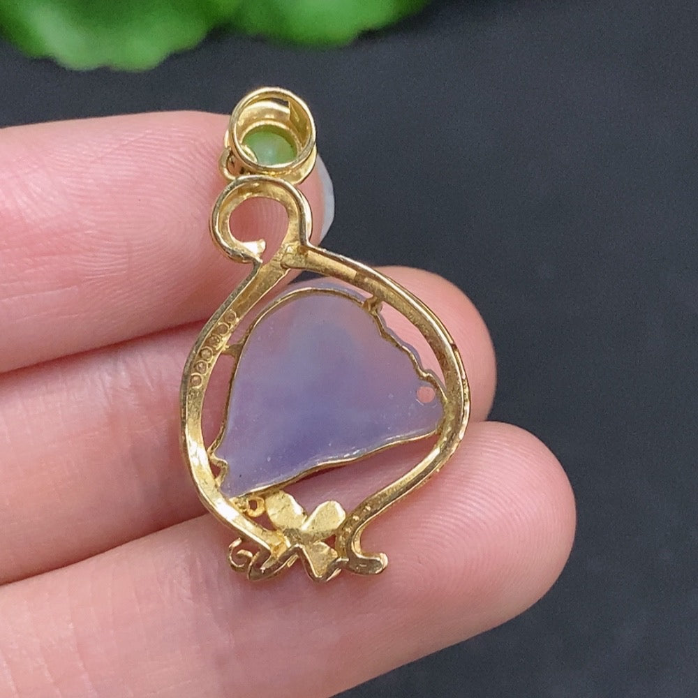 Jadeite freeform inlaid pendant with diamond accents, set in 18k gold, crafted by HUILIU HQ, weighing approximately 3.2g.