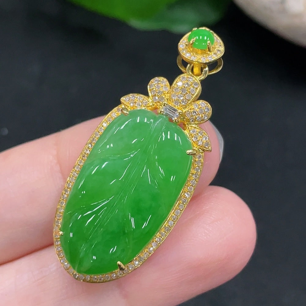 Jadeite leaf inlay pendant with diamond accents, 18K gold, crafted by HUILIU HQ, weighs approximately 6g.
