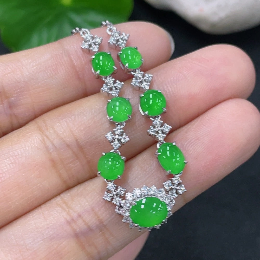 HKHQ jadeite inlaid bracelet with 18k non-diamond gold, showcasing intricate craftsmanship and vibrant green jade accents.