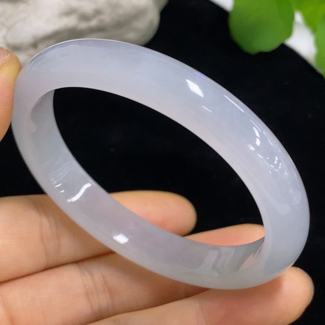 HKHQ jadeite concubine bracelet with adjustable size, crafted from smooth jadeite, weighing approximately 35.72g.