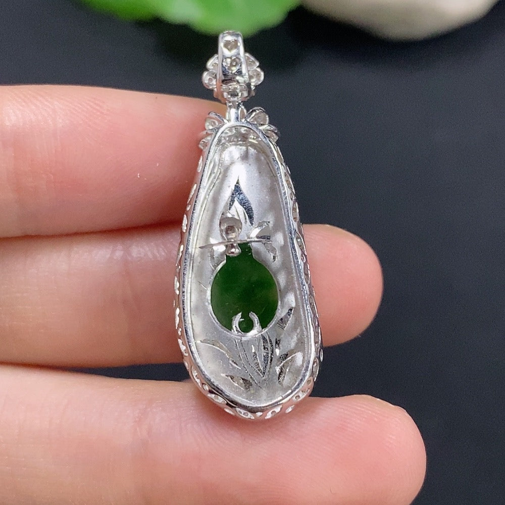 Jadeite bean inlay pendant by HKHQ featuring 18k gold and diamond accents, with a total weight of approximately 4.1 grams.