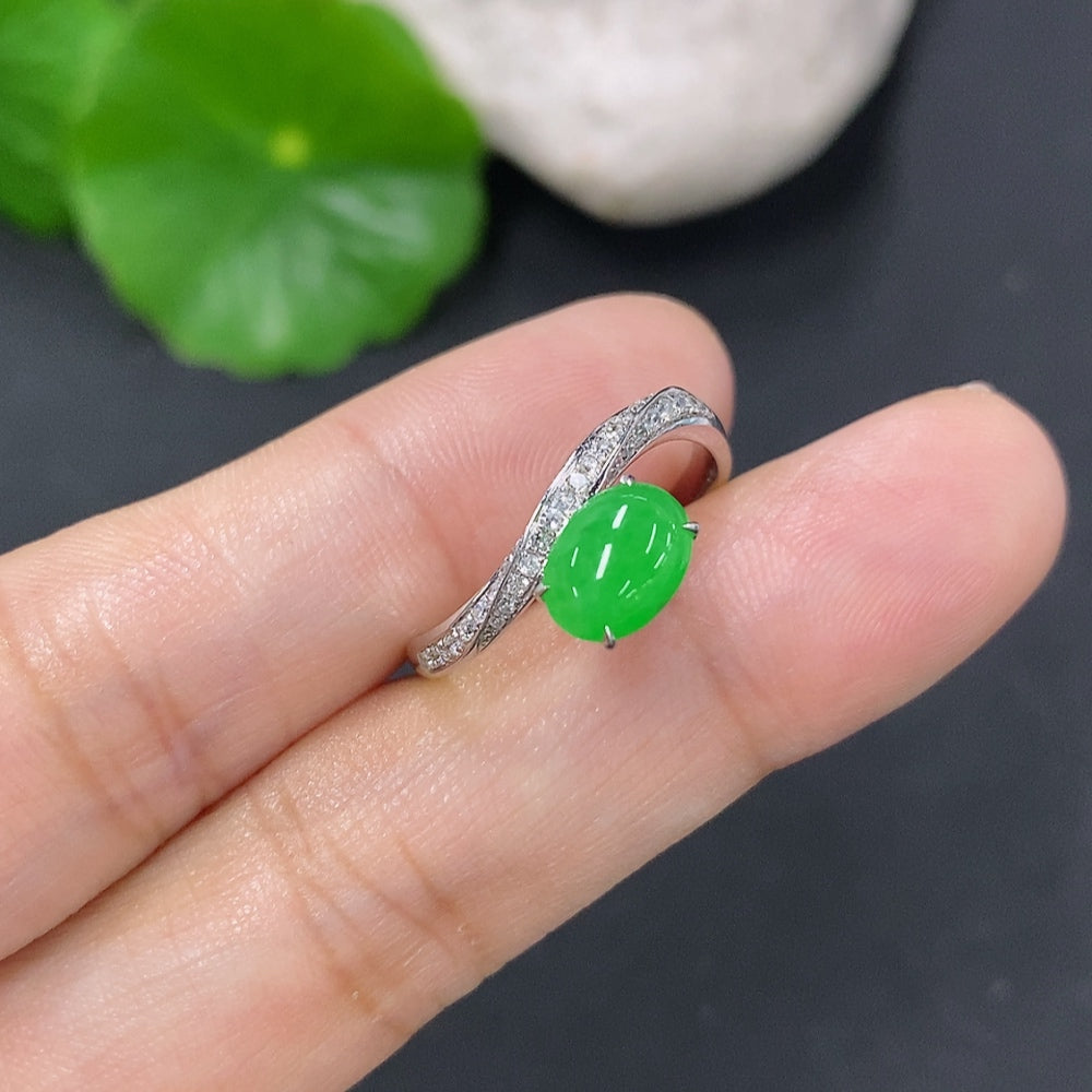 Anillo de jadeíta con oro de 18k y acentos de diamantes, talla 14, peso total aprox. 1.83g