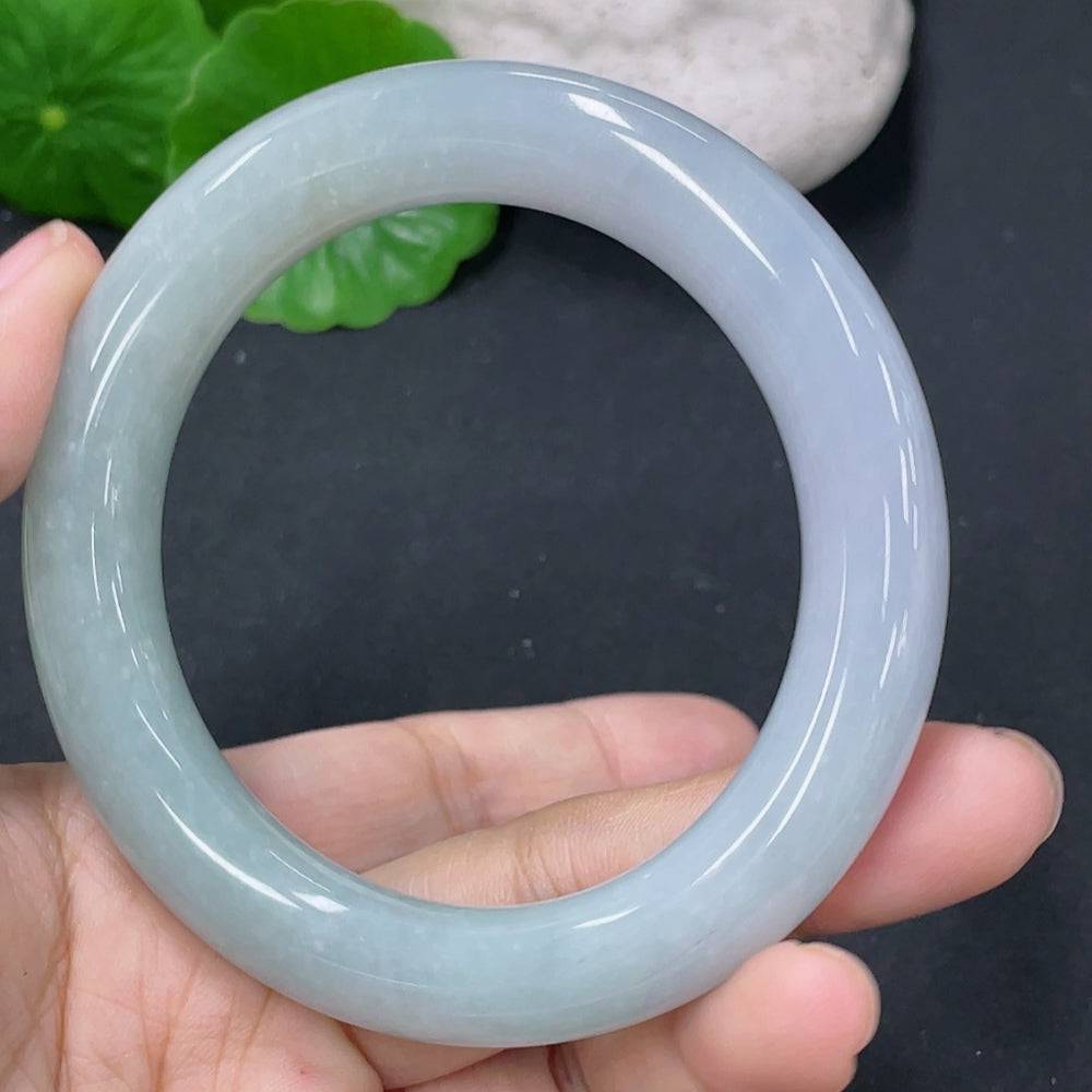 Huiliu Jadeite round bangle with crack, natural jade jewelry, HUILIU HQ certified, showcasing a smooth circular design with visible crack.