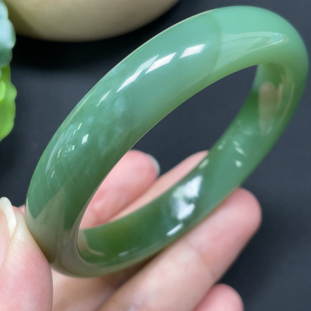 HKHQ Hetian Jade round bracelet, 56.1mm, weighing 44.72g, featuring smooth polished jade beads.