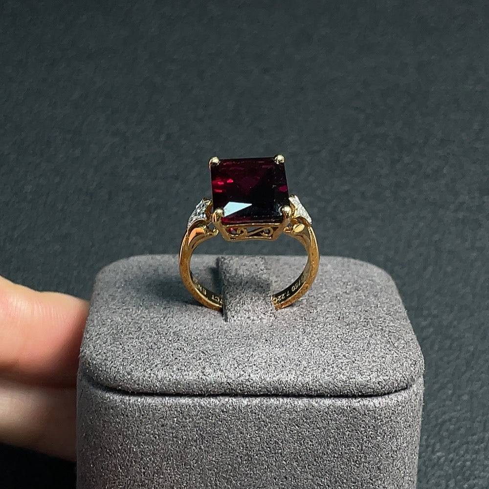 18K gold Garnet inlaid ring with gemstone details, size 13, weighing approximately 5.20g, by HUILIU HQ.