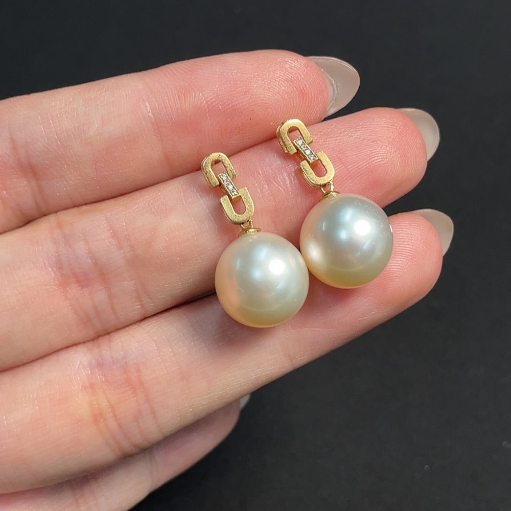 HKHQ seawater pearl earrings with 18k gold, 11.7mm pearls, non-diamond, total weight 5.65g, elegant jewelry accessory