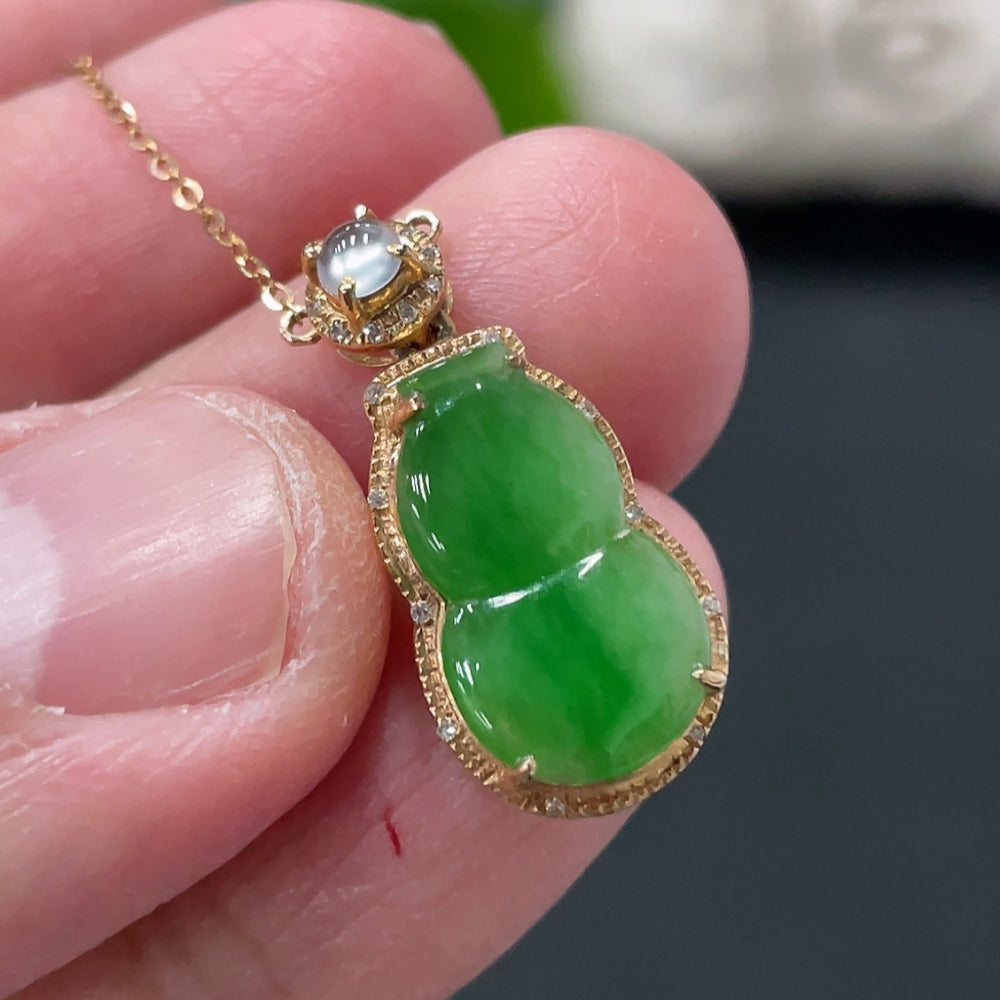Jadeite Gourd Inlaid Pendant Collarbone Chain, 18k Gold Inlaid with Diamond, Total Weight Approx. 2.15g