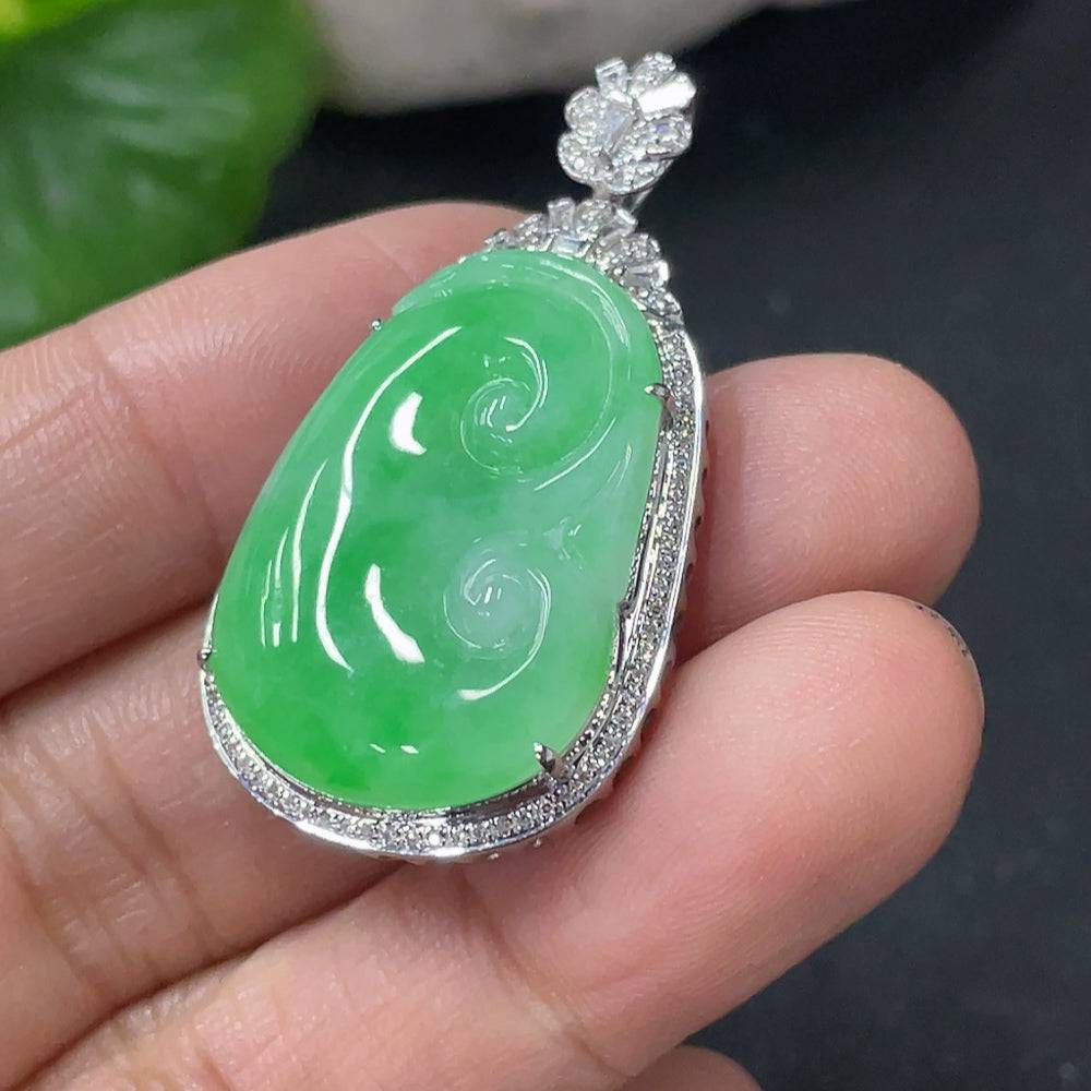 Jadeite Ruyi pendant in 18k gold with diamond inlays, crafted by HUILIU HQ, weighs approximately 6.17 grams.