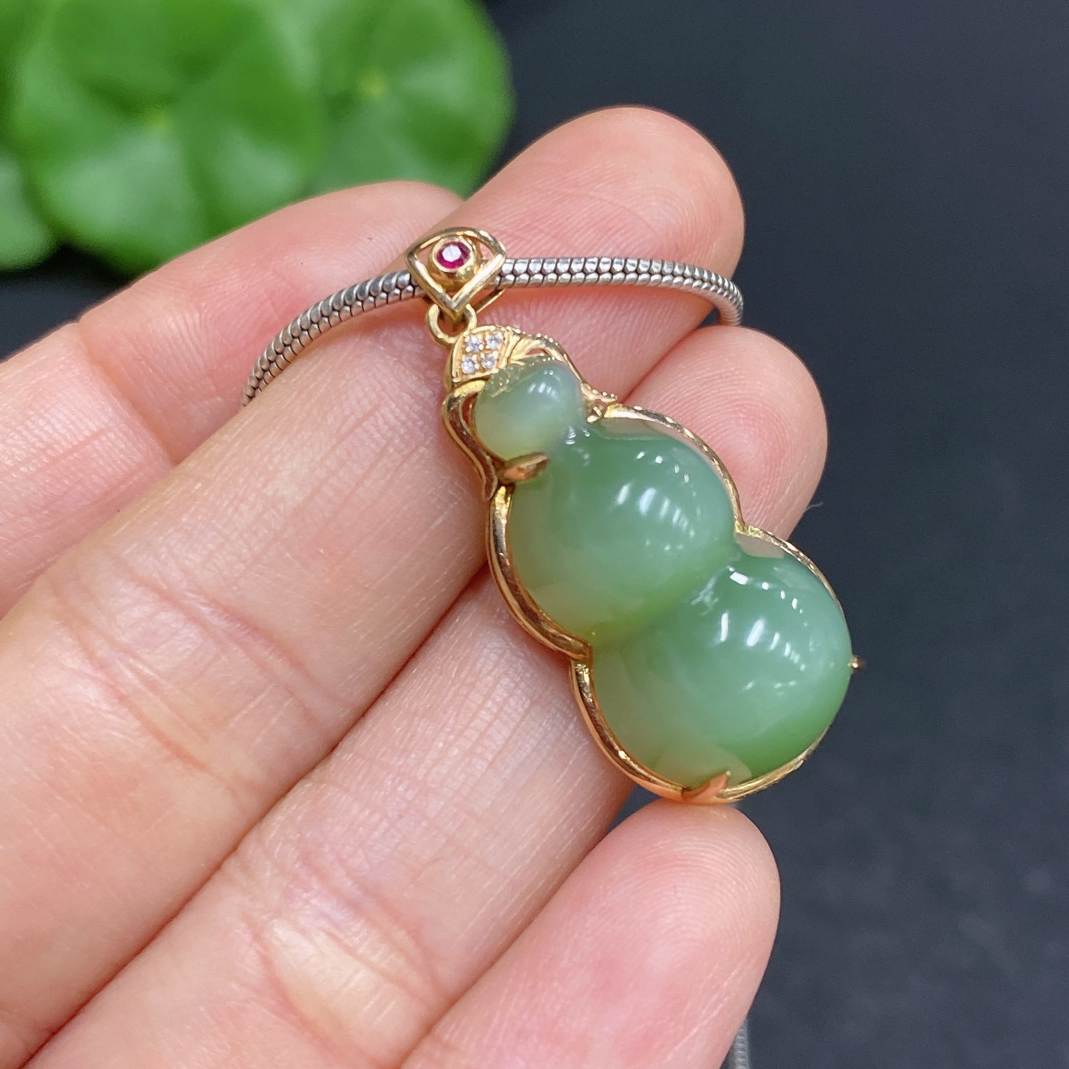 Hetian Jade Inlaid Gourd with 18K Gold and Non-Gold Chain (Total Weight Approx. 11.3g, Chain Non-Removable)