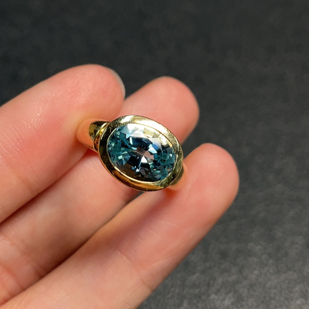 HUILIU HQ Topaz ring with gold content Au 74%, size 9, featuring a gemstone setting, weighing approx. 6.21g.
