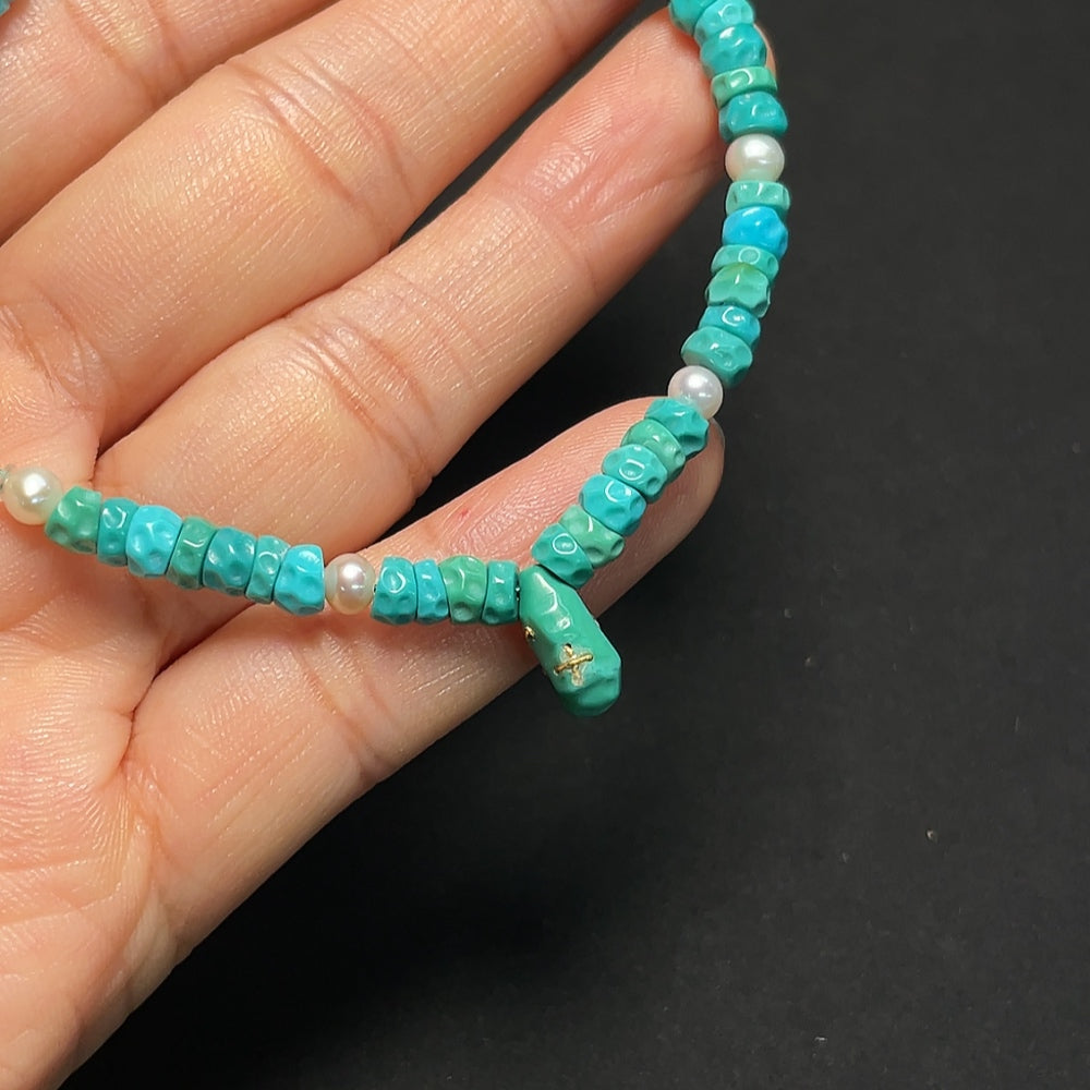 Turquoise bracelet with gold and pearl accents, featuring undetermined mineral components and varying bead sizes, weighing approximately 9g.