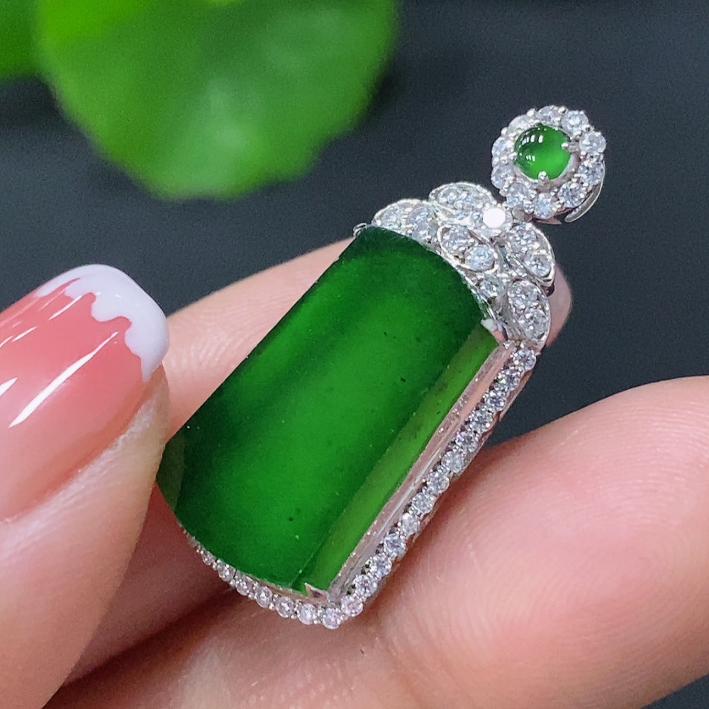 Jadeite Plain Pendant with 18K Gold Mounting Total Weight Approx. 3.5g