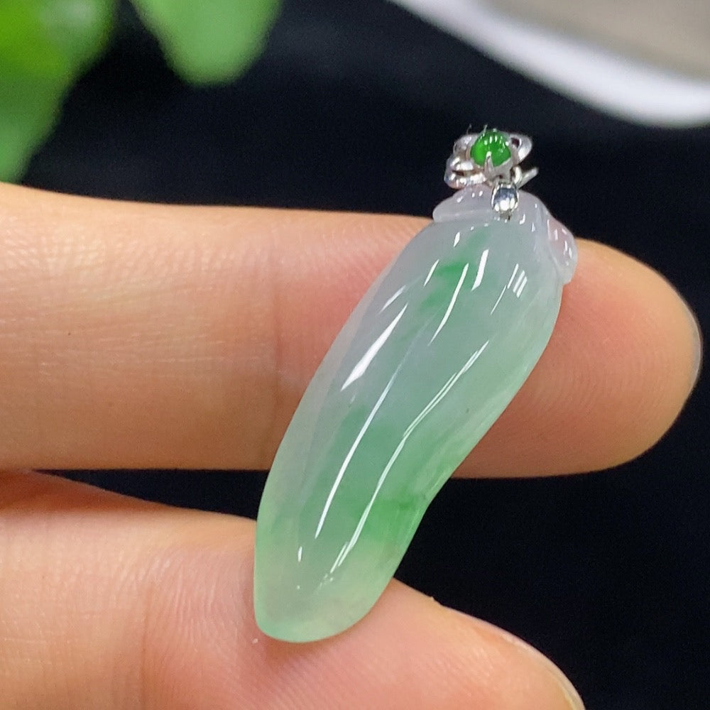 Jadeite Fu Gua Pendant in 18K Gold, Total Weight Approximately 2.74g
