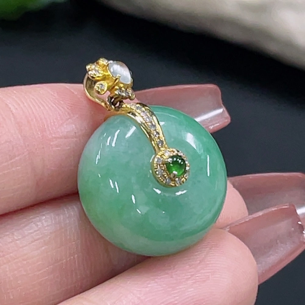 Colgante botón de jadeíta Paz con oro de 18K y acentos de diamantes, peso total aproximadamente 8.99g
