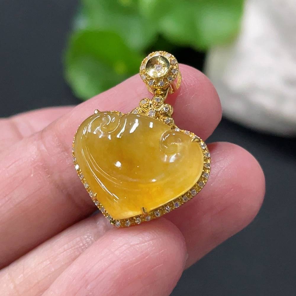 Jadeite Ruyi pendant by HUILIU HQ featuring 18K gold accents and diamond details, showcasing intricate craftsmanship and vibrant green jade.