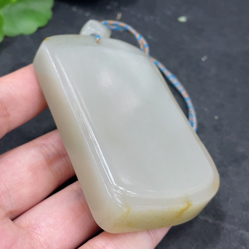 和田玉籽料吊墜,素面吊墜,皮色形成未定,總重(含繩)約122.5克