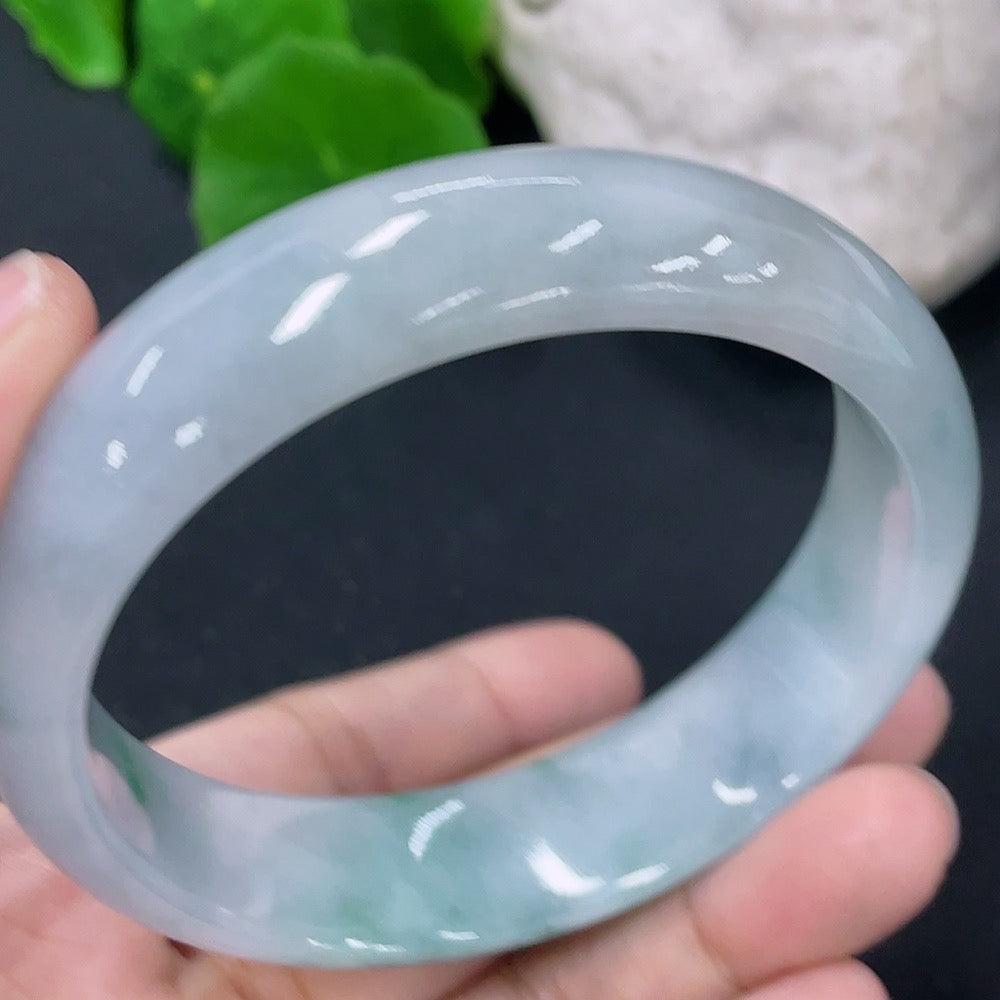 HKHQ jadeite round bangle in size 57.8 with a weight of 62.2g, showcasing smooth, polished green jadeite jewelry.