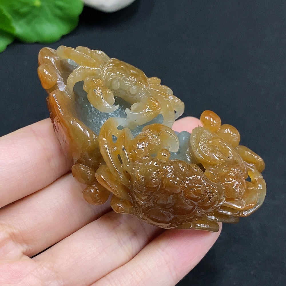 Jadeite crab pendant Total weight approx. 75g (color origin undetermined)