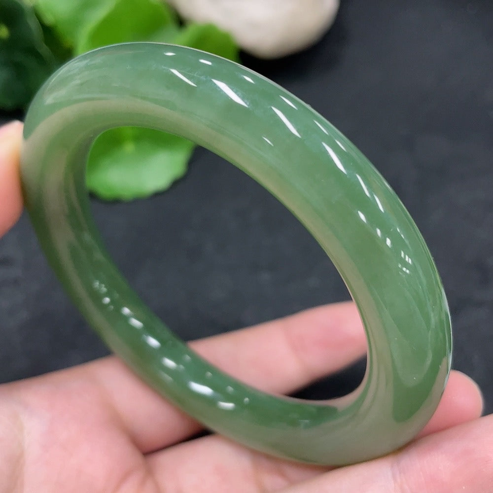 Green Hetian Jade round bangle with HUILIU HQ branding, measuring size 58.6 and weighing approximately 65.8g