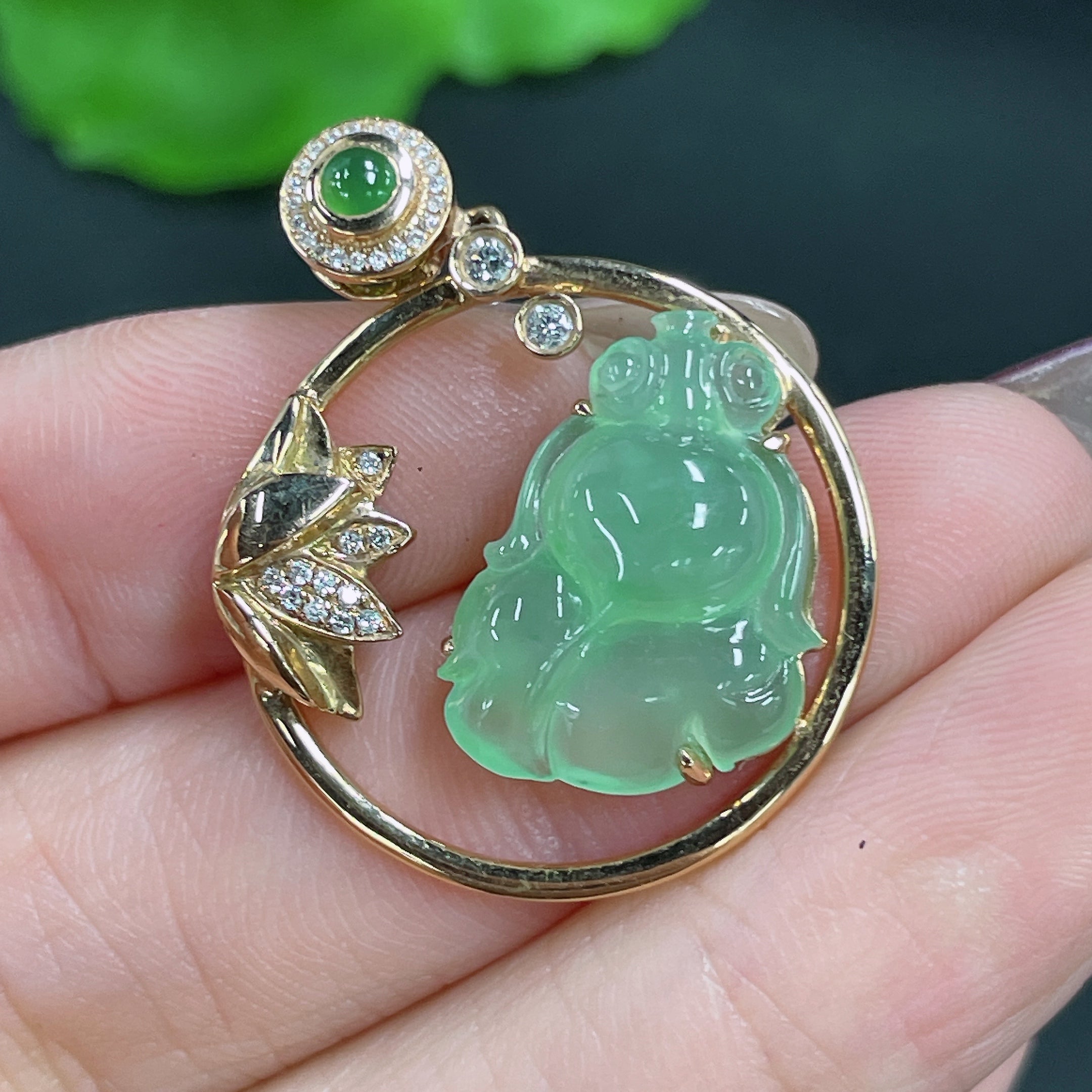 Jadeite Pendant 18k Gold Inlaid with Diamonds Total Weight Approximately 5.65g