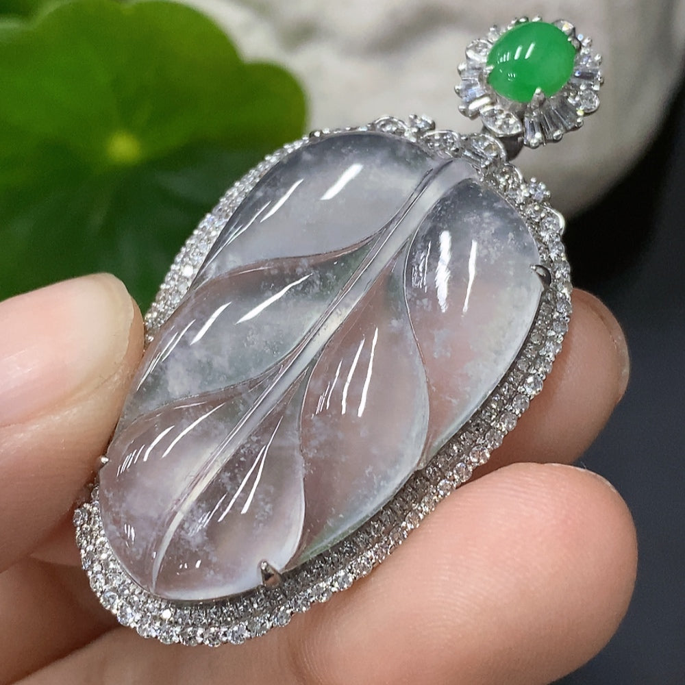 Jadeite Leaf Pendant with 18K Gold Inlay, Approximately 8.1g