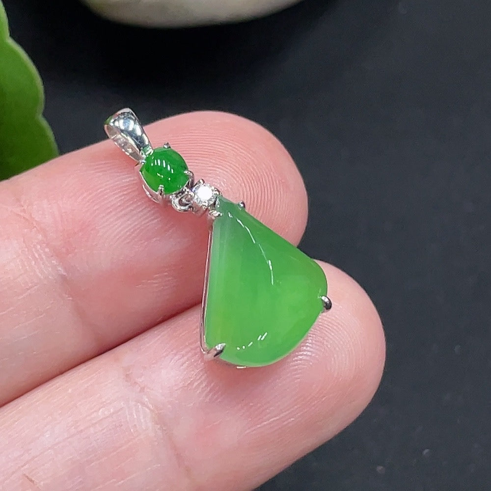 Jadeite Pendant with 18K Gold Setting, Total Weight Approx. 1.8g