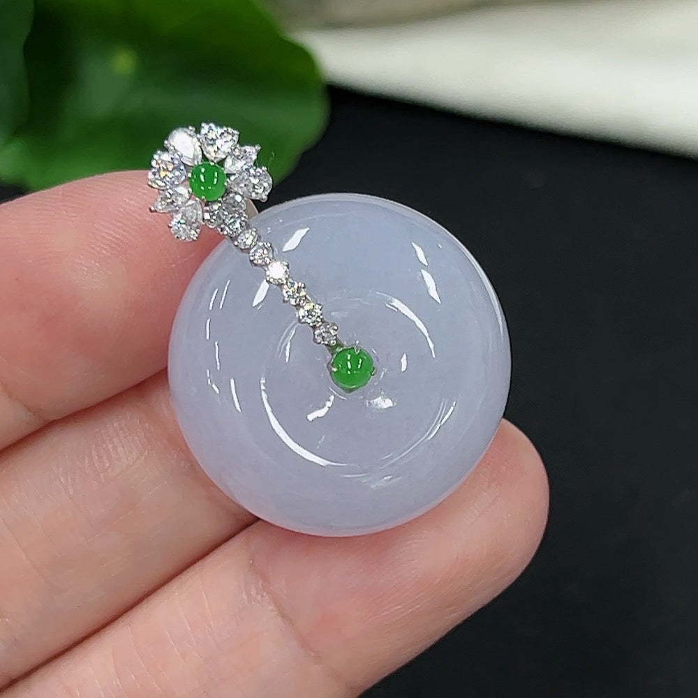 HKHQ jadeite safety buckle pendant necklace featuring an 18K non-diamond design with a smooth, polished finish and intricate detailing.
