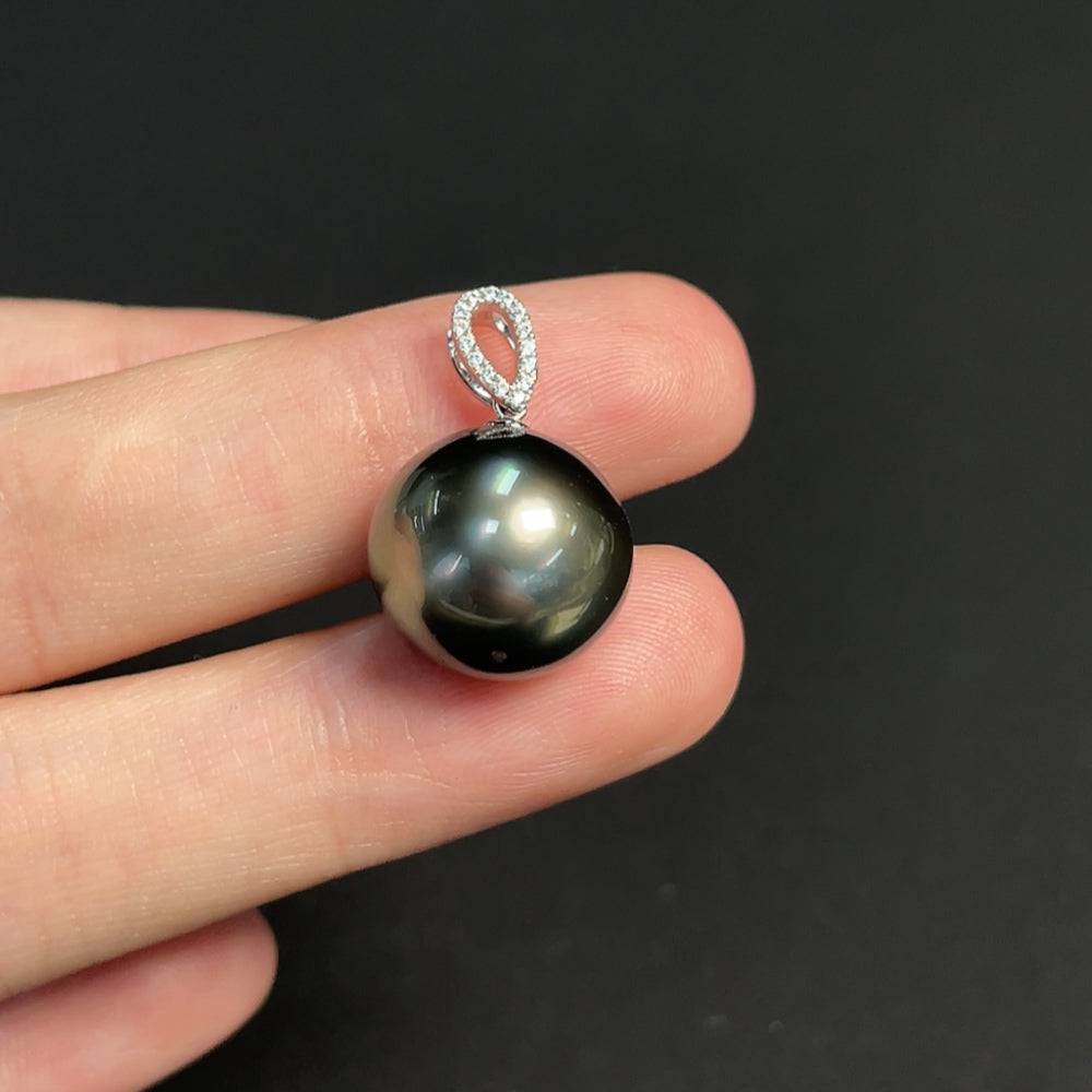 HUILIU HQ 18K saltwater pearl pendant with 13.8mm pearl, elegant jewelry piece, weighs approximately 4.38g, non-diamond design